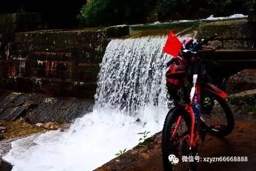 王鹤棣撞色立体分割机能皮衣：时尚新宠的潮流密码